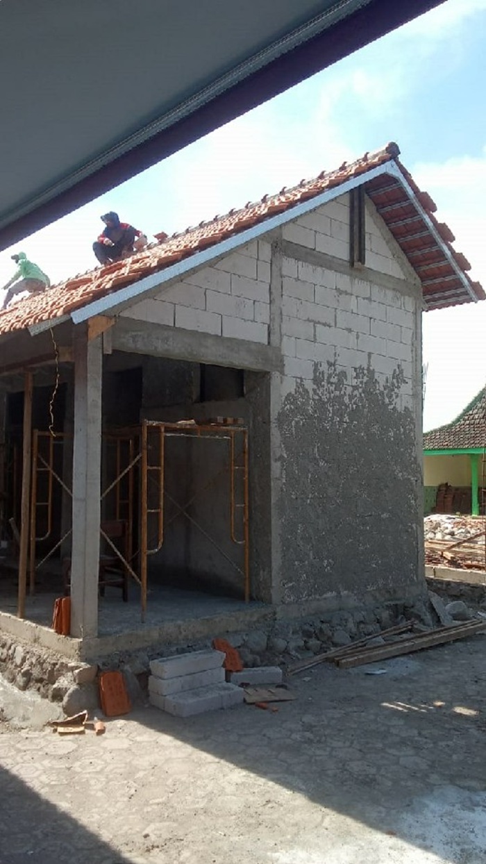 Progres revitalisasi ruang kelas di SMPN 3 Jombang, salah satu sekolah yang tengah menjalani program revitalisasi tahun ini.