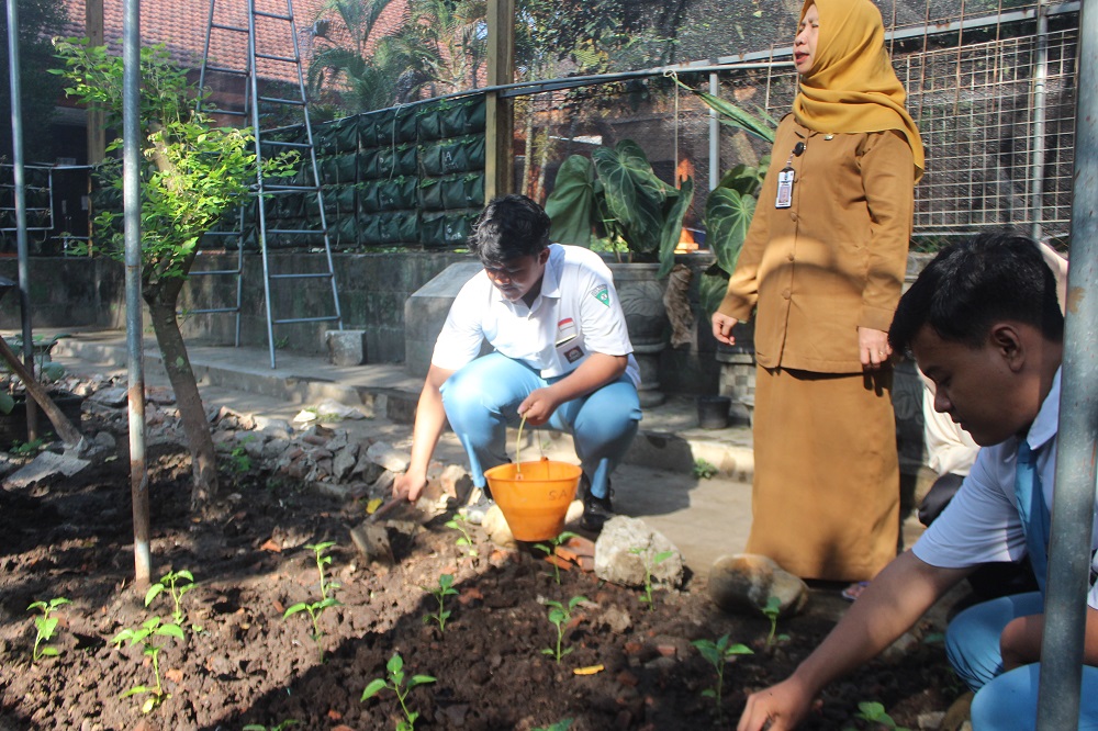 Siti Rahayu saat beraktivitas siswa di sekolahnya