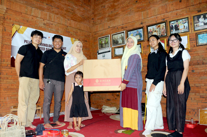 BERMANFAAT: Dosen dari Ubaya dan Universitas Dinamika yang mendampingi pelaku UMKM di Jombang dalam program pengabdian kepada masyarakat.