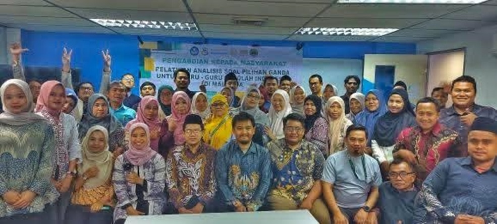 Tim FT UNESA yang melaksanakan program PKM internasional di Sekolah Indonesia Kuala Lumpur (SIKL) Malaysia, Sabtu (23/8/2025).