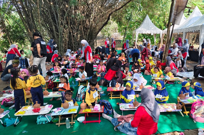 KREATIF: Siswa SD dan TK mengikuti lomba melukis tembikar di Pasar Barongan Desa Mojotrisno Kecamatan Mojoagung, Jombang, Minggu (5/10).