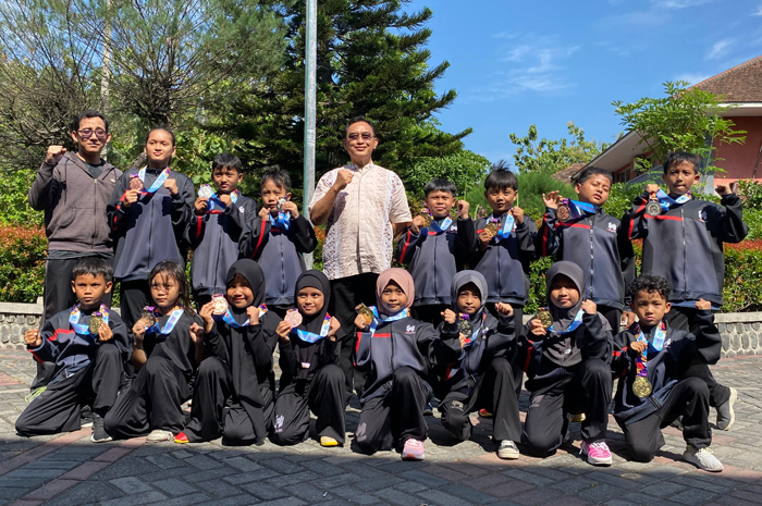 BERPRESTASI: Ketua Umum Wushu Indonesia Kabupaten Jombang, Dr dr KH M Zulfikar As&rsquo;ad MMr, bersama atlet dari klub Himmah Wushu Jombang.