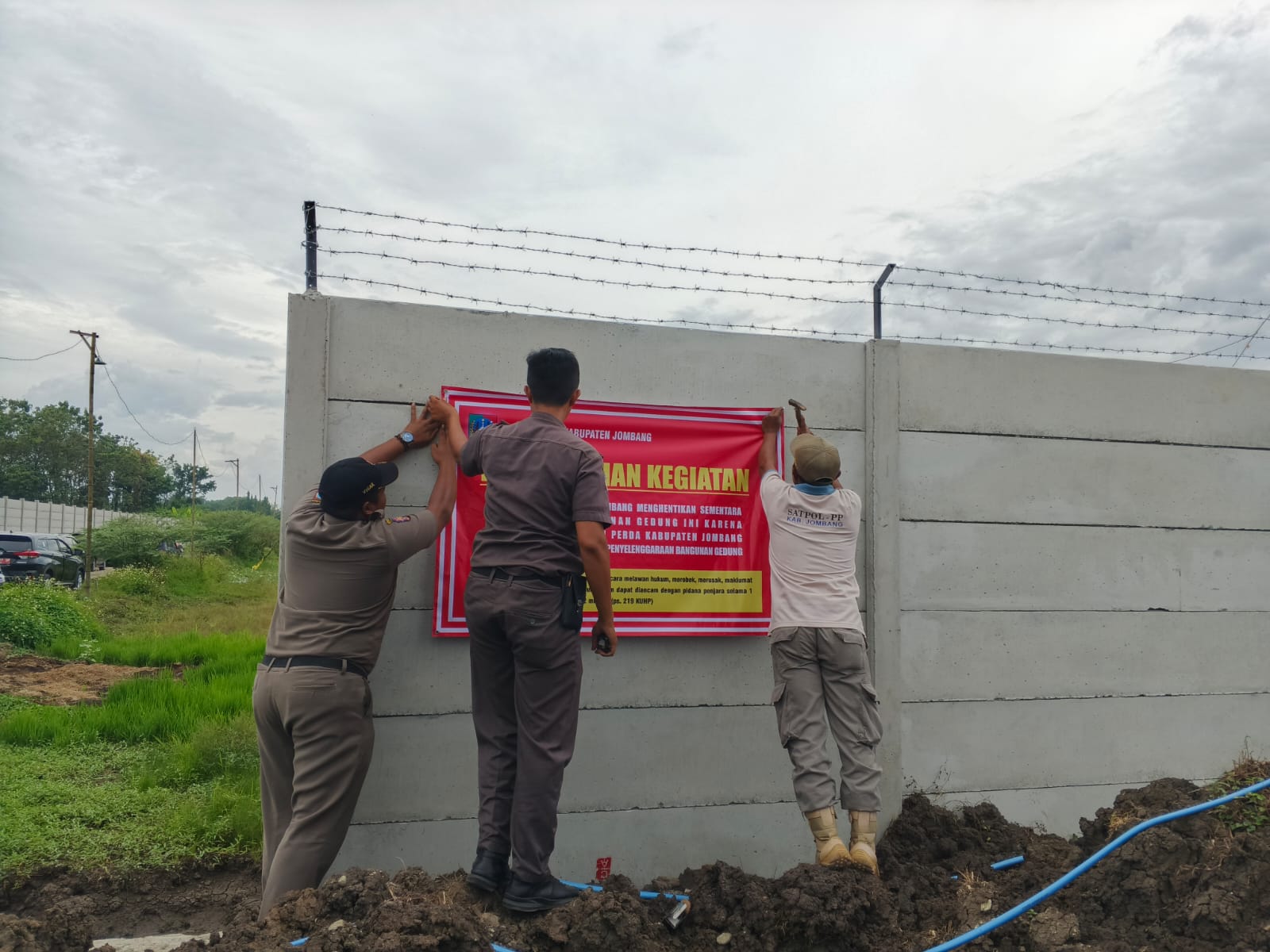 Proses penyegelan pabrik PT Jian You di Mojoagung Jombang