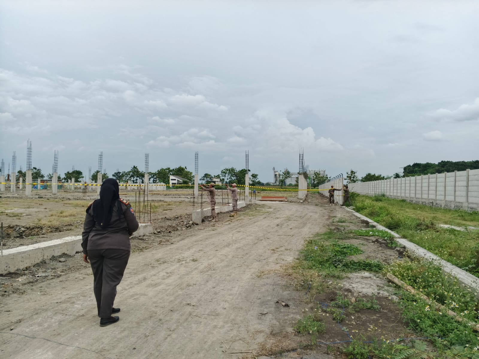 Penyegelan pabrik plastik di Mojoagung Jombang karena dibangun tanpa ijin