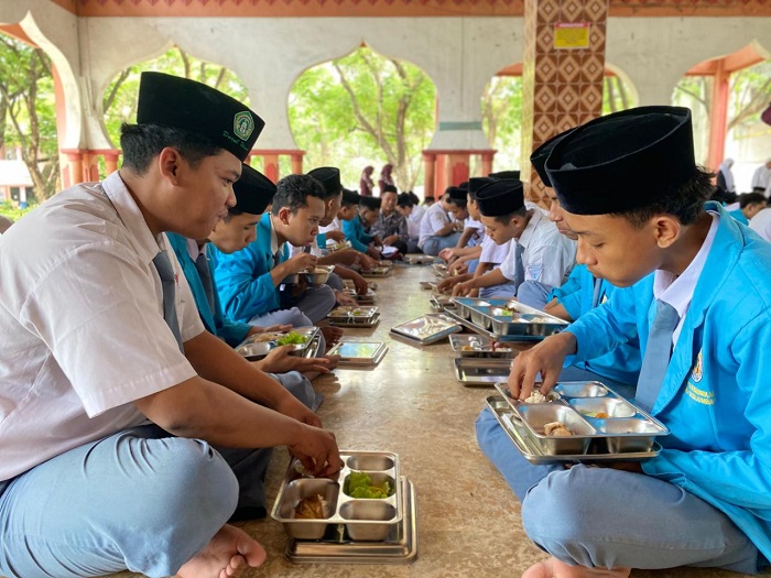 MAKAN BERSAMA: Ratusan siswa SMK Telekomunikasi Darul Ulum Jombang menyantap MBG di Masjid Islamic Center, (7/10).