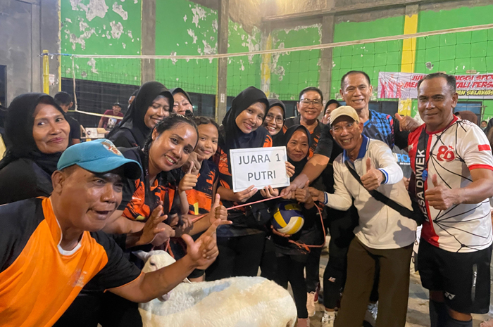 AJANG PENCARIAN BAKAT: Kepala Desa Diwek Suwarno memberikan hadiah utama kepada tim juara.