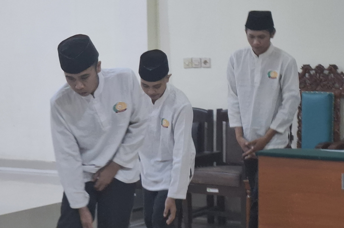 Tiga terdakwa kasus pemerkosaan dan pembunuhan terhadap PRA, 19, siswi SLTA asal Kecamatan Sumobito menjalani sidang tuntutan Rabu (8/10) siang.