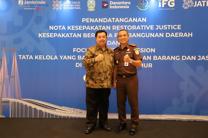 SINERGI: Bupati Jombang Warsubi bersama Kepala Kejaksaan Negeri (Kajari) Jombang Nul Albar, S.H., M.H di Dyandra Convention Center Surabaya pada Kamis (9/10).