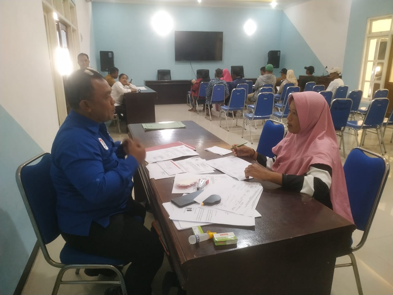 CAIR: Petugas Bank Jatim menyalurkan bantuan Asistensi Sosial Penyandang Disabilitas (ASPD), Rabu (8/10).