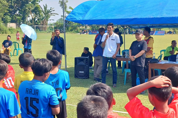 JARING BIBIT ATLET SEPAK BOLA: Kepala Desa Blimbing Wahyu Hidayat mendampingi ketua ASKAB Jombang HM Syarif Hidayatullah (Gus Sentot) saat pembukaan liga sepakbola anak usia dini Kades Cup U-10 & U-12