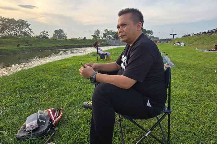 TELADAN: Wakil Ketua DPRD Jombang, HM Syarif Hidayatullah ST MMT (Gus Sentot), menikmati matahari tenggelam di rolak 70 di Desa Bugasurkedaleman, Kecamatan Gudo, Minggu (5/10).
