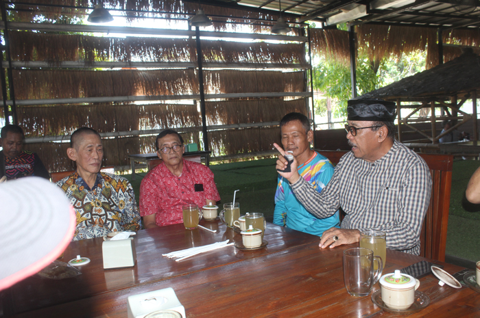 TEGAS: Dari kiri, Kwat Prayitno, Harry Kusmadi, Ketua KONI Jombang, Sumarsono, dan Ketua Umum Forki Jombang, Widjono Soeparno saat rapat (28/9).