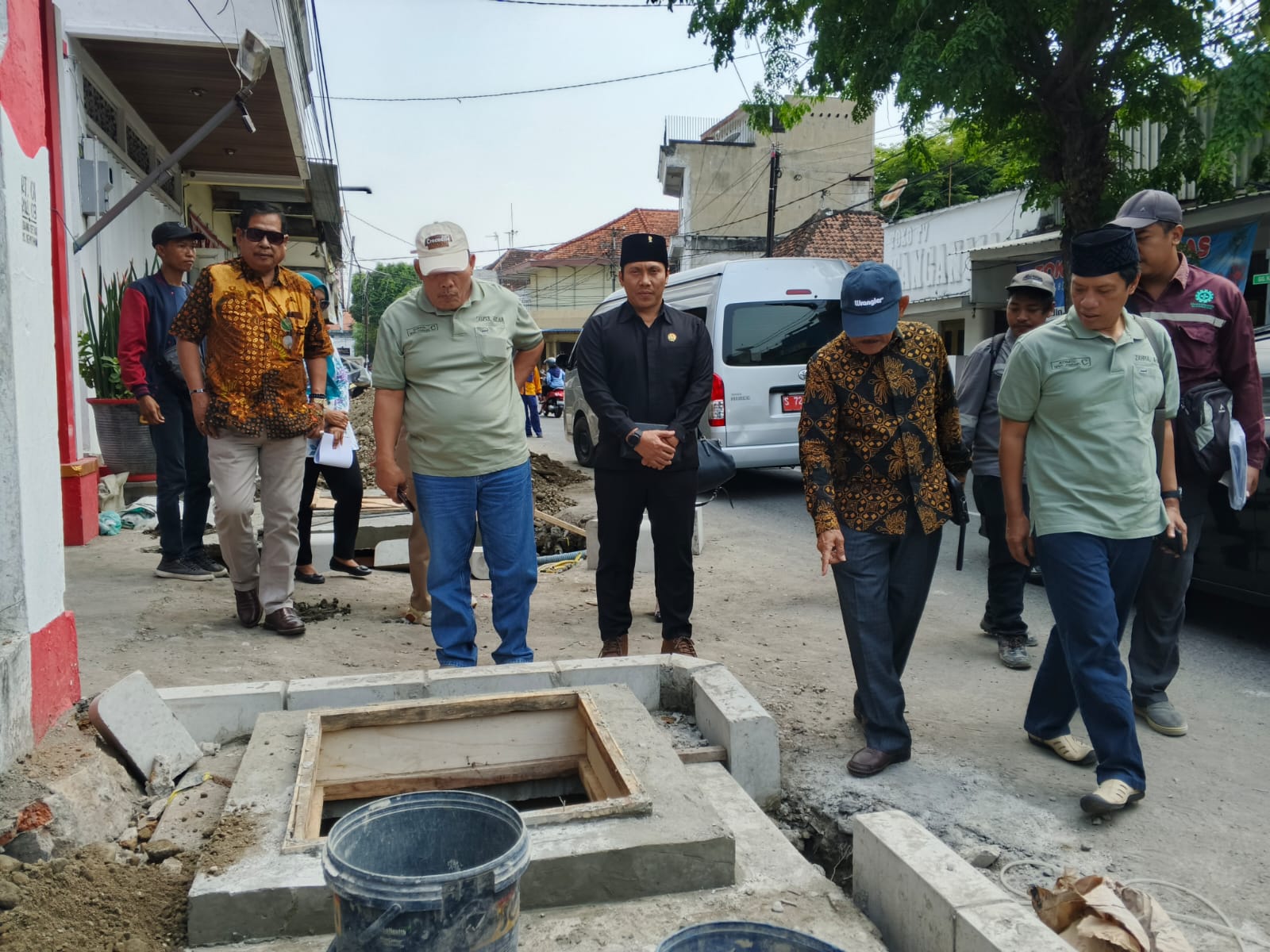 Komisi C DPRD Jombang meninjau proyek rehabilitasi trotoar Jalan RE Martadinata dan Jalan A. Yani, (9/10).