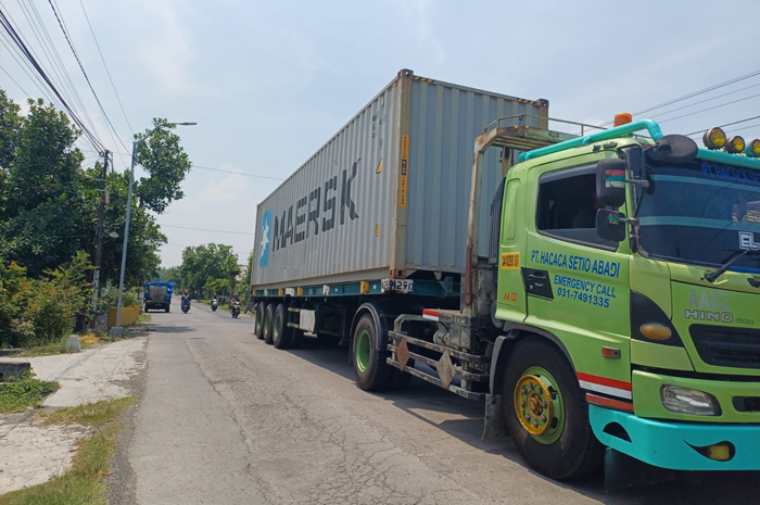 Truk-truk besar wara-wiri di ruas Jalan Ceweng&ndash;Jatipelem, Jombang, (9/10).