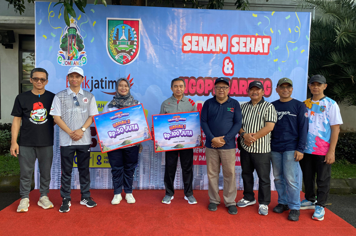 SINERGI: Pemimpin Bank Jatim Cabang Jombang, Hanif Julhamsyah, dan Asisten Perekonomian dan Pembangunan, Bambang Suntowo, menyerahkan hadiah undian Simpeda, Jumat (10/10).