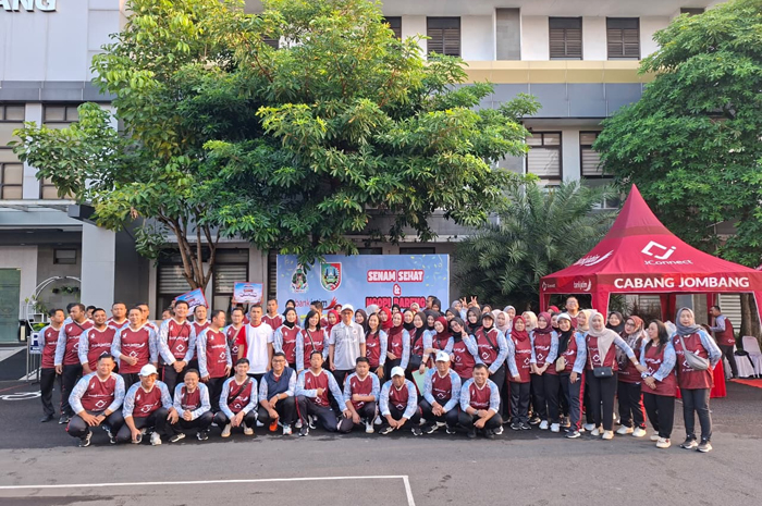 KOMPAK: Pemimpin Bank Jatim Cabang Jombang, Hanif Julhamsyah, bersama karyawan Bank Jatim.