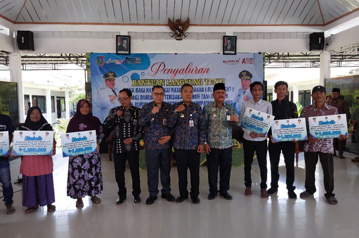 KOMPAK: Kepala Dinas Sosial Agung Hariadi membersamai Asisten I Bidang Pemerintahan dan Kesejahteraan Rakyat Setdakab Jombang, Purwanto saat menyerahkan BLT DBHCHT 2025, Kamis (9/10).