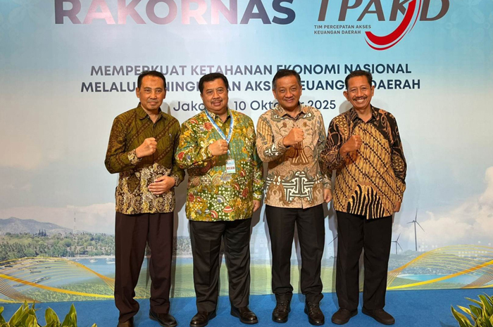 Bupati Warsubi bersama Sekretaris Daerah Agus Purnomo, Inspektur Abdul Madjid Nindyagung, dan Kepala BKPSDM Jombang, Anwar, mengikuti Rapat Koordinasi Nasional (RAKORNAS) TPAKD di Jakarta.