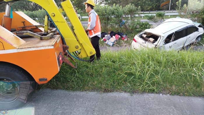 Kecelakaan tunggal terjadi di ruas Tol Jombang&ndash;Mojokerto (Jomo) KM 687+200 arah Surabaya, Sabtu (10/10).