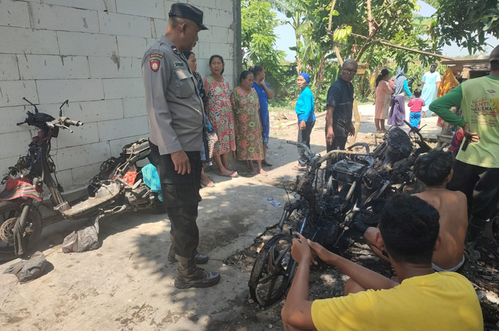 TINGGAL RANGKA: Tiga motor yang terbakar di bengkel Andi Jaya Motor di Dusun Losari, Desa Mejoyolosari, Kecamatan Gudo, Jombang, Kamis (9/10).