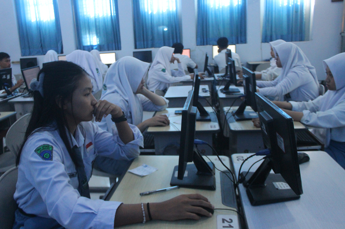 KONSENTRASI: Siswa SMAN 3 Jombang saat mengerjakan asesmen nasional berbasis komputer (ANBK) di lab komputer (4/8).