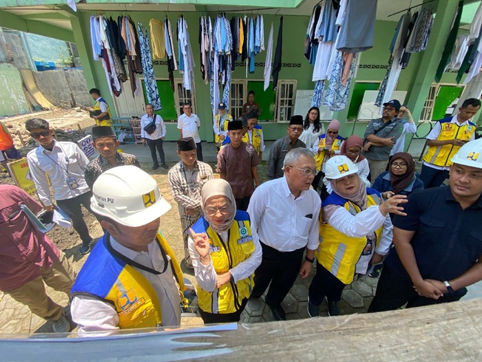 KONTROL: Direktur Jenderal Cipta Karya, Dewi Chomistriana, saat mengecek proyek pembangunan gedung di PP Mambaul Maarif, Denanyar, Kamis (9/10).