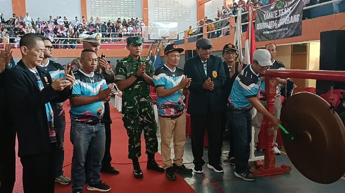 SIMBOLIS: Kepala Disporapar, Bambang Nurwijanto, memukul gong pembukaan Kejurnas Karate di GOR Merdeka, Sabtu (11/10) kemarin. Didampingi Ketua FORKI, Widjono Soeparno, dan Ketua KONI Jombang.
