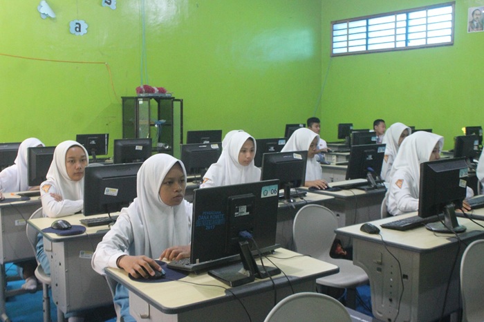 FOKUS: Siswa kelas 12 SMAN Jogoroto, Jombang mengikuti kegiatan di lab komputer (19/8).