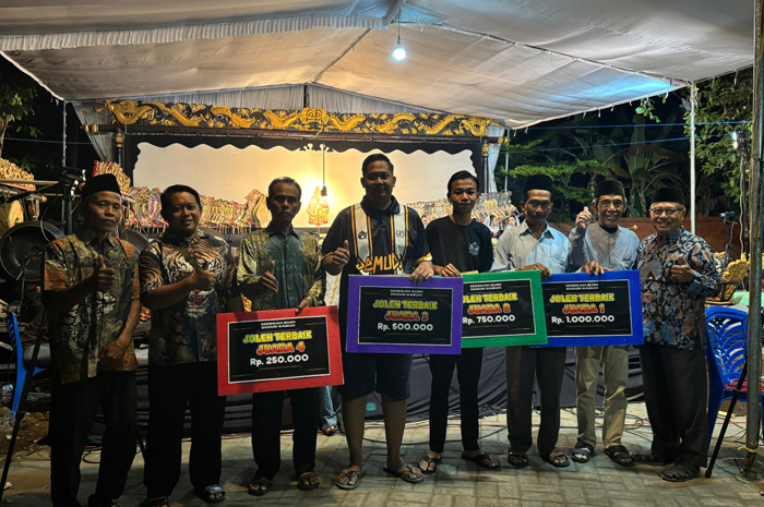 URI-URI BUDAYA: Kepala Desa Kabuh Budijono memberikan apresiasi hadiah kepada pemenang penampilan jolen terbaik saat pagelaran wayang kulit di Sendang Kabuh.