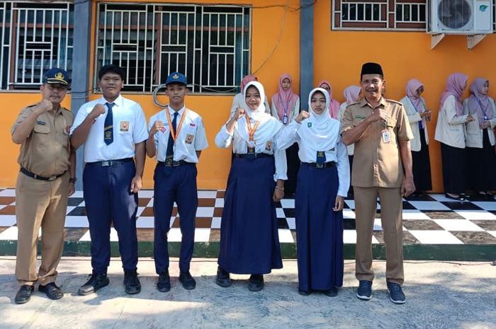 Kepala SMPN 1 Mojoagung, Yoni Tri Joko Kurnianto (kiri) bersama siswa berprestasi cabor atletik.