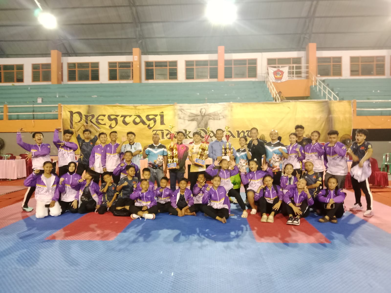 SELAMAT: Tim JKC Jombang membawa piala utama sebagai juara umum Jombang Open Karate Championship 2025, Minggu (12/10).