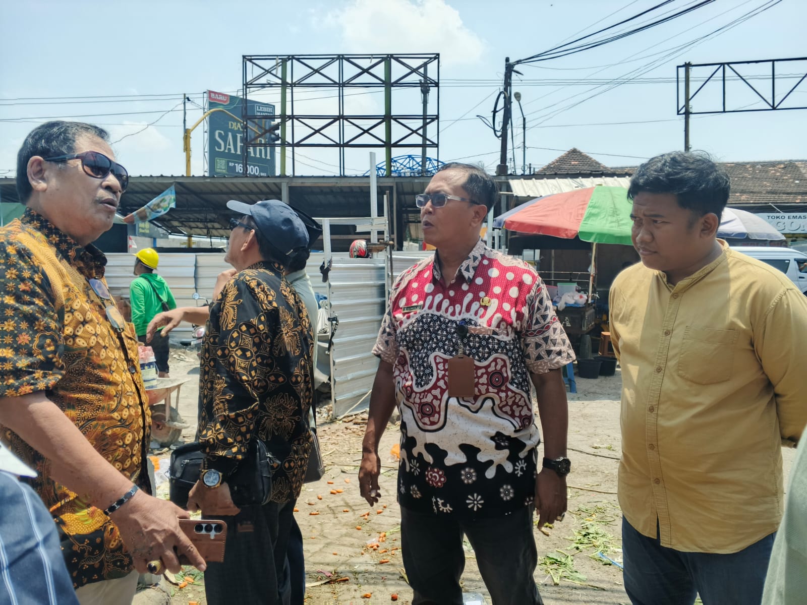 PANTAU: Komisi C DPRD Jombang meninjau proyek Pasar Ploso.