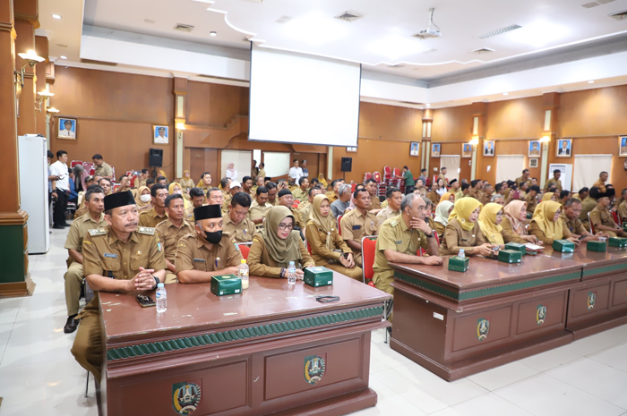 ANTUSIAS: Peserta sosialisasi BKK antusias mendengarkan arahan Bupati Warsubi.