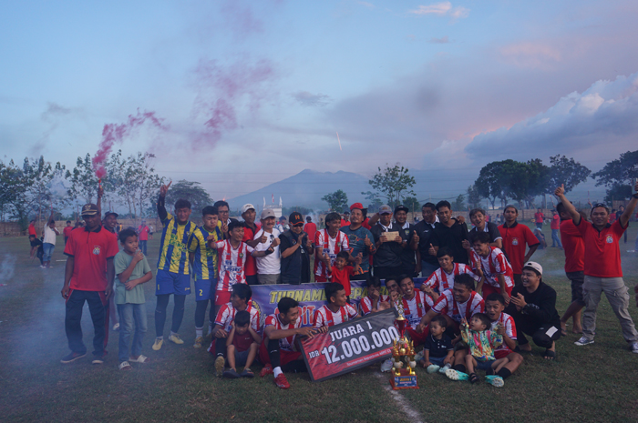 AJANG KOMPETITIF: Kepala Desa Wringinpitu H. Ahmad Yani bersama panitia dan para tamu undangan saat menyerahkan penghargaan kepada tim juara Casper FC.