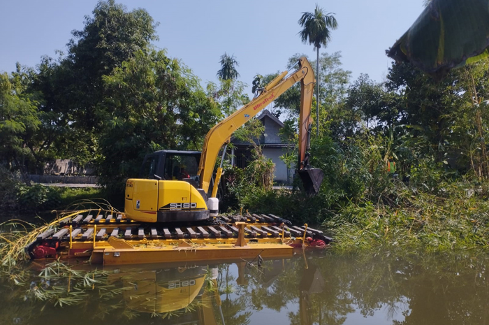 CEGAH BANJIR: Eceng gondok dan kangkung di Kali Marmoyo Desa Kudubanjar, Kecamatan Kudu, Jombang dibersihkan menggunakan beckhoe amfibi, Rabu (8/10).