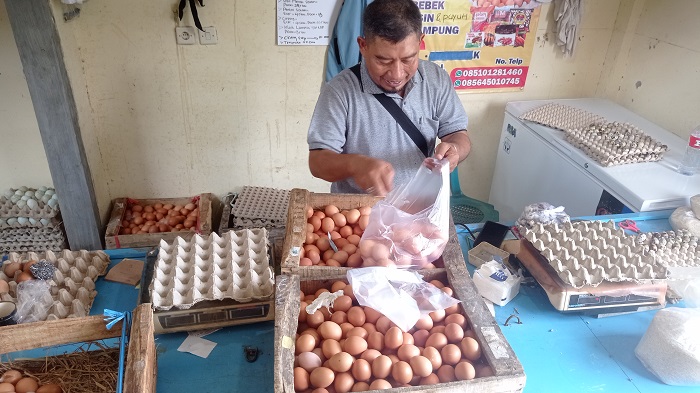 NAIK: Pedagang telur di Pasar Pon, Jombang menata telur yang siap dijual ke konsumen.