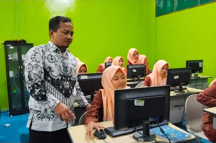 SEMANGAT: Siswa kelas 12 SMAN Jogoroto, Jombang mengikuti persiapan TKA di lab komputer (27/9).