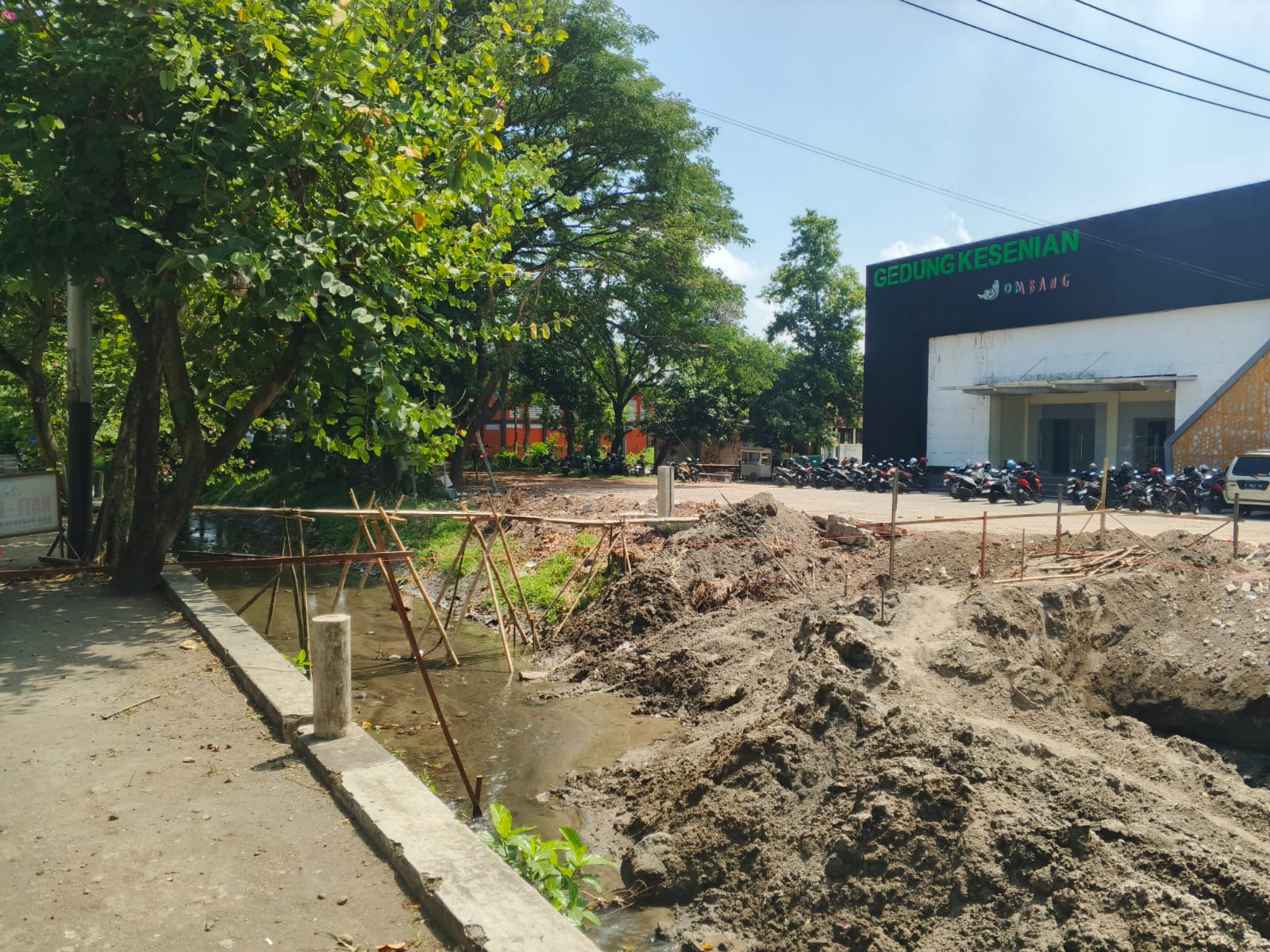 Pembangunan jembatan Gedung Kesenian Jombang yang menelan anggaran sekitar Rp 1,8 miliar mulai dikebut.