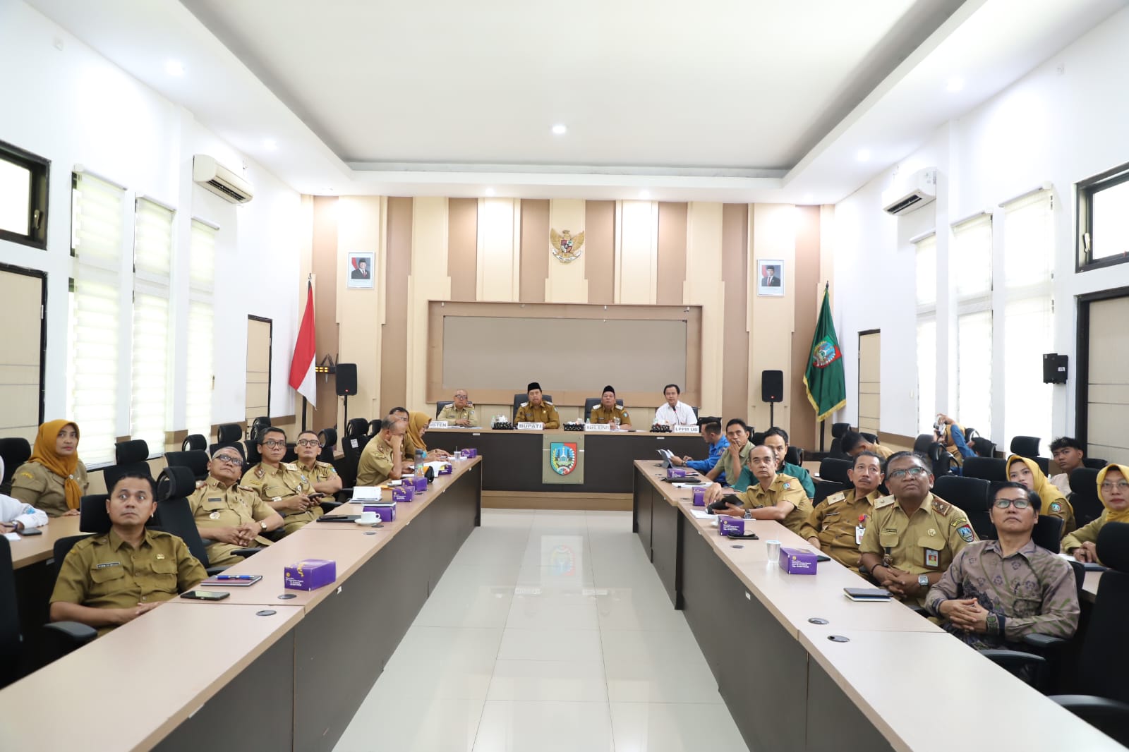 EVALUASI: Bupati Jombang Warsubi saat memimpin evaluasi kinerja Badan Usaha Milik Daerah (BUMD) Tahun Buku 2024, Senin (14/10).