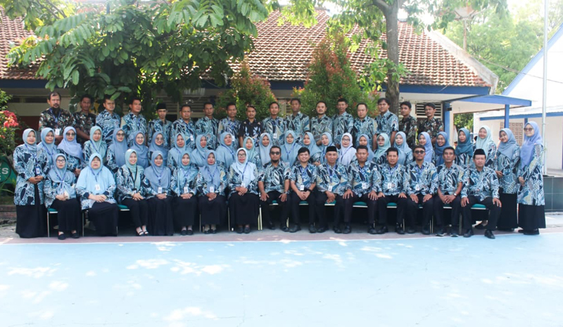 KOMPAK: Guru dan karyawan SMPN 1 Bareng, Jombang.