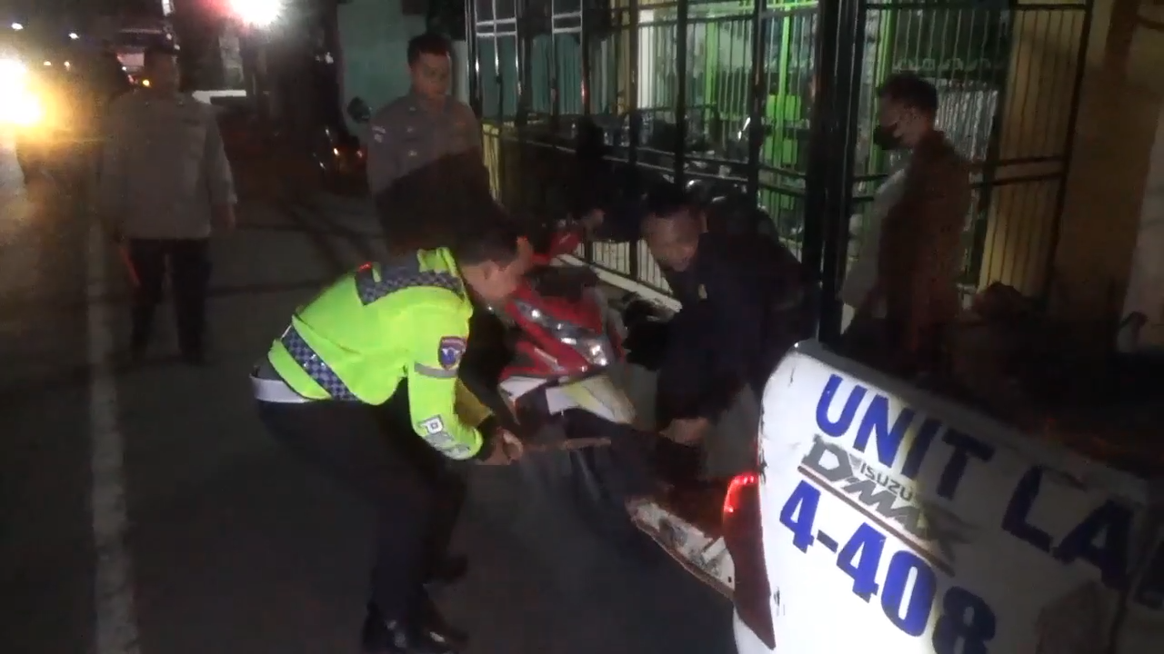 Polisi mengevakuasi motor korban yang terlibat kecelakaan maut di Jalur Arteri Jombang
