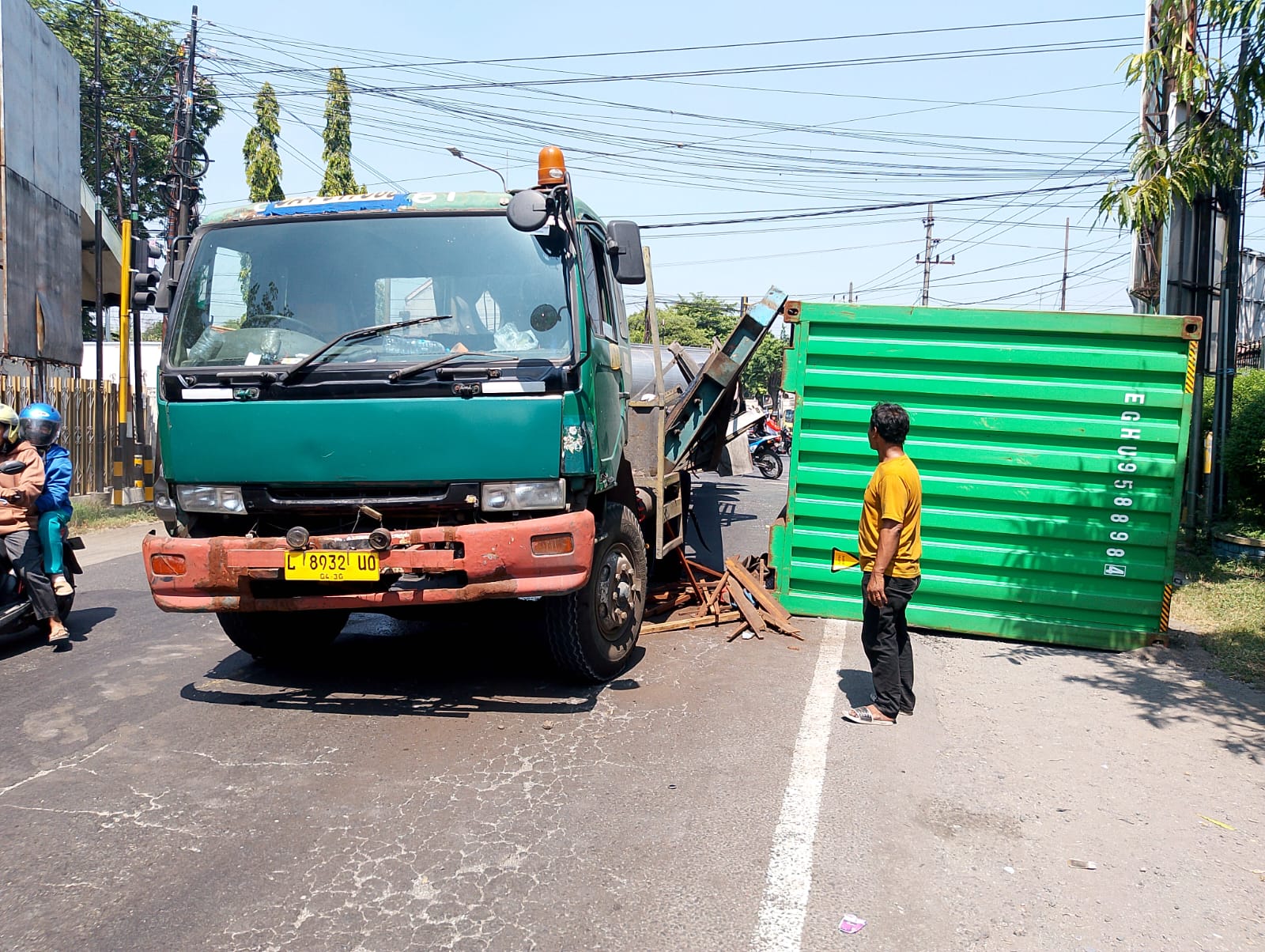 Truk kontainer bermuatan kayu lapis terguling di Simpang Empat Sambongdukuh, Kabupaten Jombang, Selasa (14/10) pagi