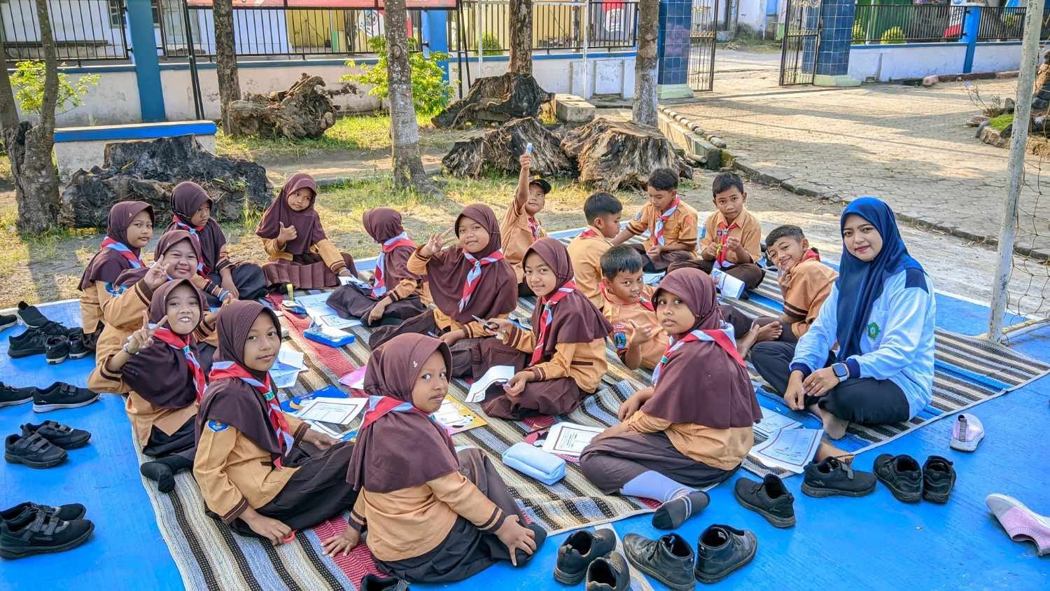 Asha Melinia Enjela, guru SDN Kedungrejo Kecamatan Megaluh saat mengajar Bahasa Inggris di halaman sekolah (3/10).
