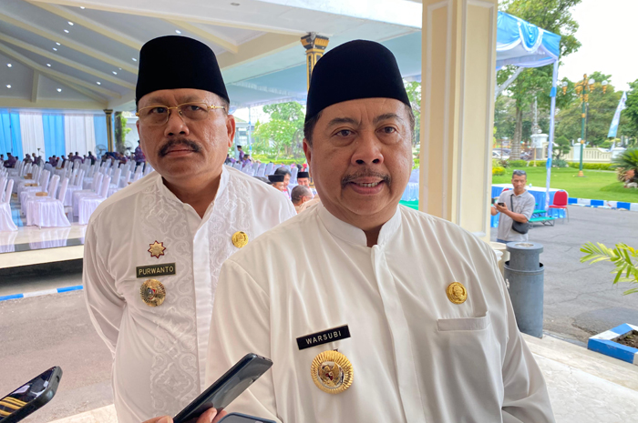 GAMBLANG: Bupati Jombang Warsubi saat memberikan penjelasan kepada wartawan, Rabu (15/10).