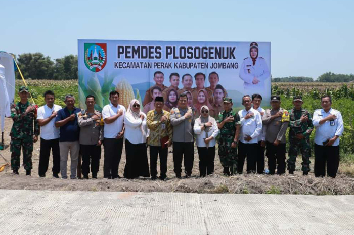 DUKUNG PROGRAM PUSAT: Kepala Desa Plosogenuk Purnami beserta segenap jajaran perangkat desa dan tamu undangan saat berada di area persawahan Dusun Genuk sebagai lokasi pilihan lahan penanaman jagung.