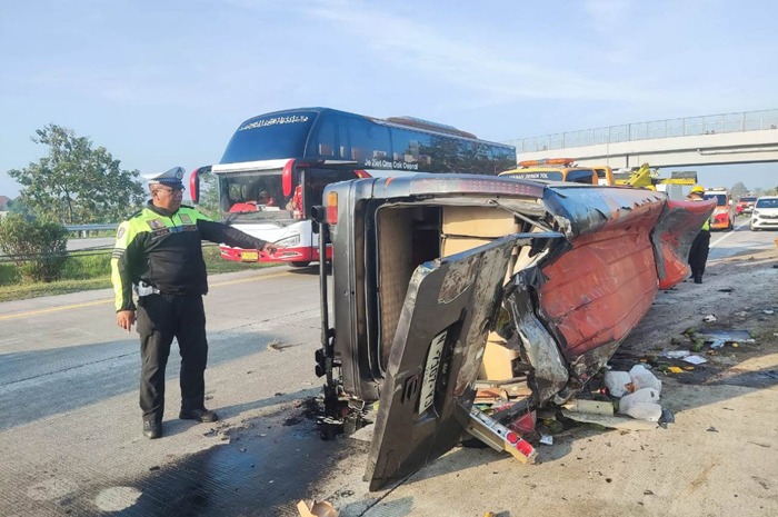 Kecelakaan tunggal melibatkan minibus Isuzu Elf terjadi di ruas Tol Jombang&ndash;Mojokerto (Jomo), Kamis (16/10) pagi.