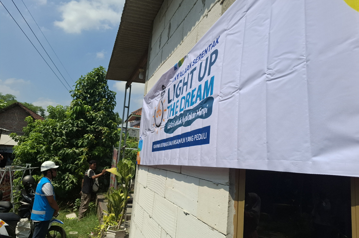 CEPAT: Petugas PLN saat memasang listrik secara gratis di rumah Ida Rahmawati, 43, warga Dusun Bangle, Desa Dapurkejambon, Kecamatan/Kabupaten Jombang.