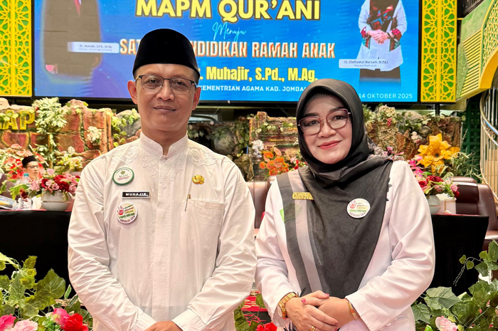 1.	TELADAN: Kepala Kantor Kemenag Jombang, Dr Muhajir, bersama Kepala MAPM Qur&rsquo;ani Cukir, Chofsyotul Maryam saat deklarasi SRA, Selasa (14/10).