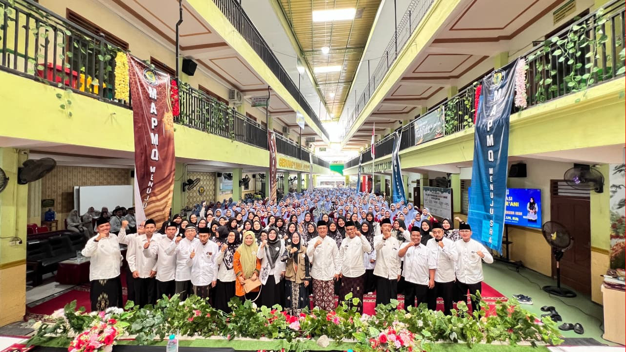 KOMPAK: Kepala Kantor Kemenag Jombang, Dr Muhajir, Kepala MAPM Qur&rsquo;ani Cukir, Chofsyotul Maryam, serta tamu kehormatan dan seluruh siswa MAPM Qur&rsquo;ani Cukir.