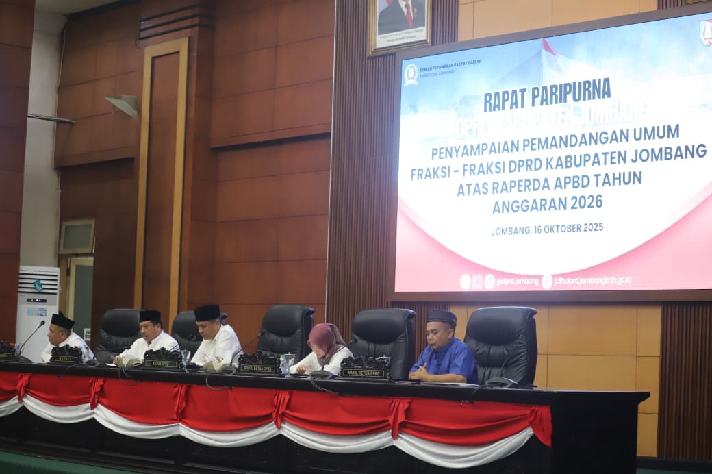 Rapat paripurna penyampaian pandangan umum fraksi-fraksi DPRD Jombang yang digelar Kamis (16/10),